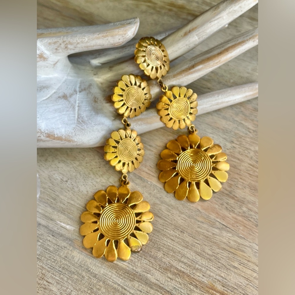 *Gold Tone*‎ Floral Drop Earrings